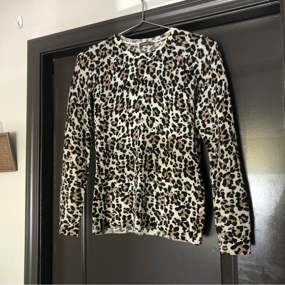 J. McLaughlin cheetah/leopard lightweight cashmere long sleeve crewneck sweater - Picture 3 of 8
